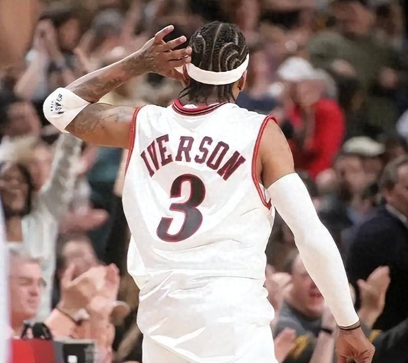 曼联考虑签下巴莱巴，期待填补中场空缺，暂无戈麦斯交易计划。