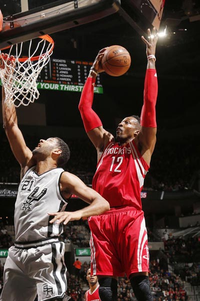 中国队在米兰冬奥会冰壶落选赛中以5-2战胜菲律宾队，取得三连胜，成为唯一全胜队伍。