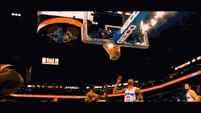 詹姆斯关键时刻连拿10分创赛季新高，头戴皇冠引球迷欢呼模仿