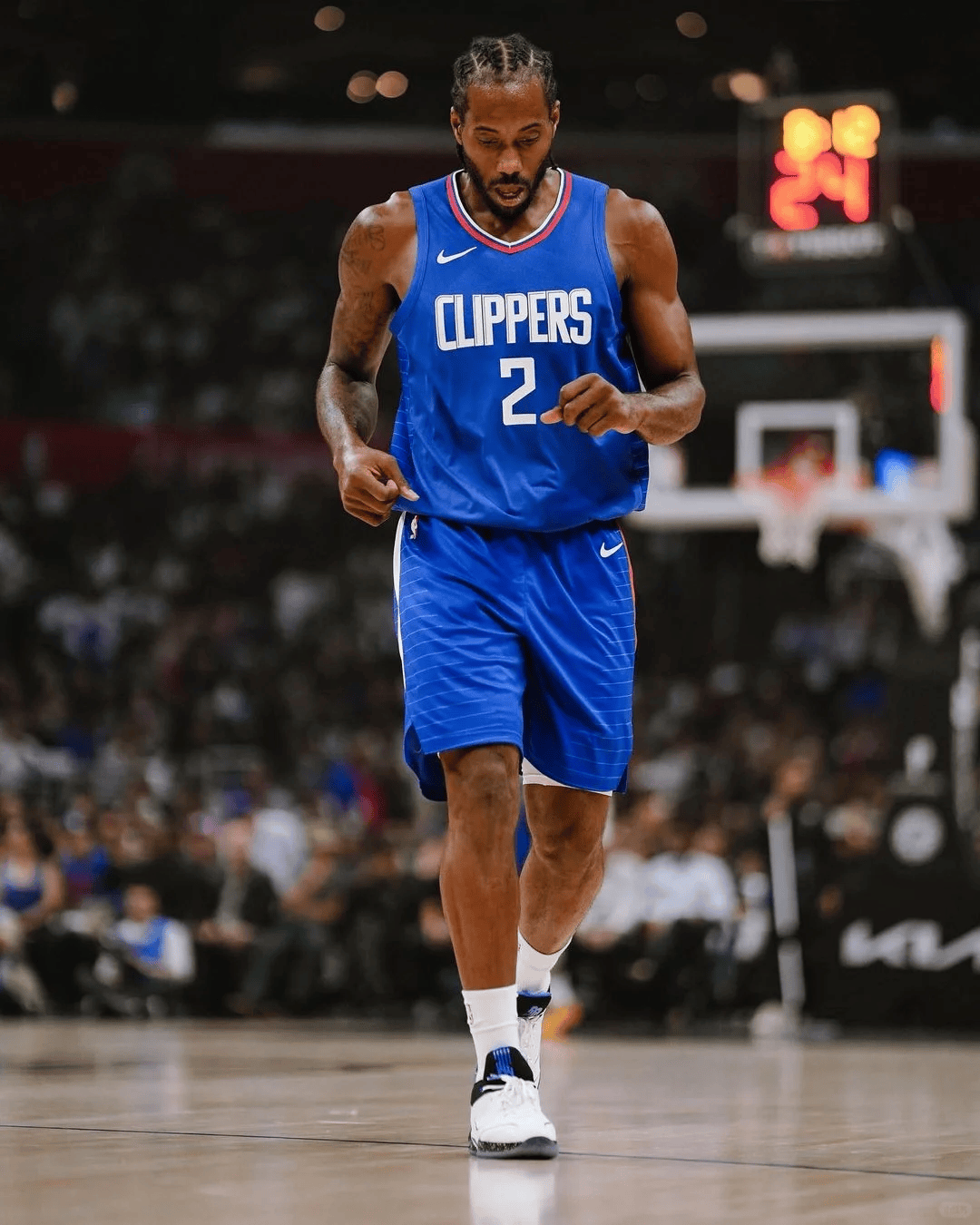 北京男篮在俱乐部杯首战惨败，内线劣势明显，外援表现疲软，青岛男篮以较大优势取胜。