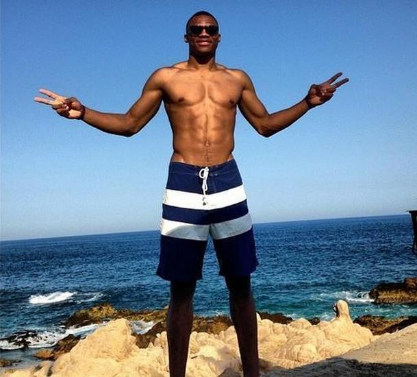 湖人浓眉哥篮下统治力助球队获胜