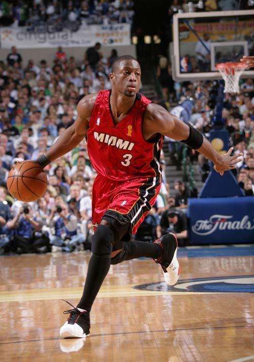 卡雷拉斯染红全程：对裁判让任意球重开不满染黄，随后抱怨吃直红