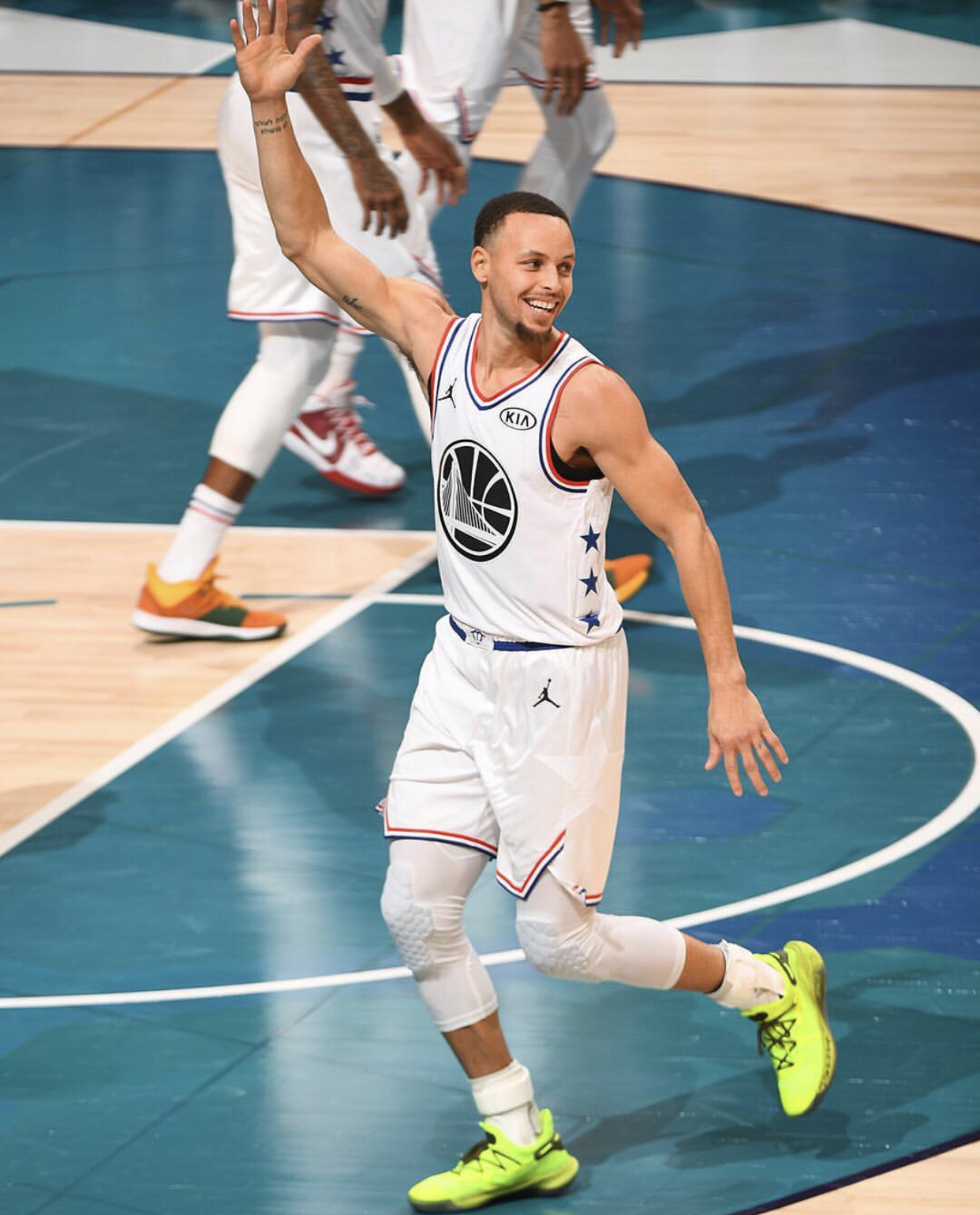 土超比赛双方在禁区里打架，裁判未吹停比赛导致主队打入空门