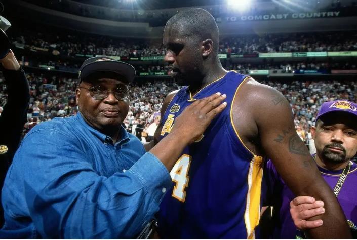 詹姆斯空砍准三双，15篮板大幅刷新个人赛季新高