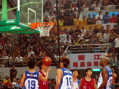 热搜第一！#泰勒斯威夫特官宣订婚 ，男方是知名橄榄球球星